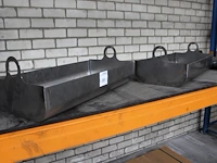 Twee metalen bloembakken met afmeting 75 x 36 x 15 cm. - afbeelding 2 van  2