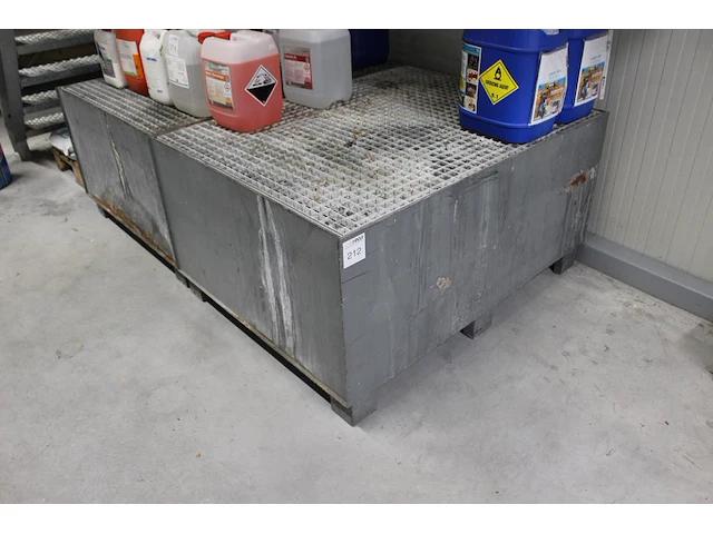 Twee metalen chemiebakken met afmeting 100 x 130 x 67 cm. - afbeelding 1 van  2