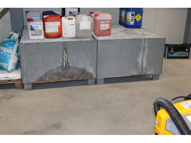 Twee metalen chemiebakken met afmeting 100 x 130 x 67 cm. - afbeelding 2 van  2