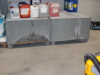 Twee metalen chemiebakken met afmeting 100 x 130 x 67 cm. - afbeelding 2 van  2