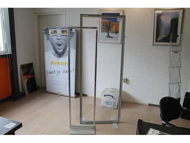 Twee metalen frames a 70 x 180 cm en 41 x 161 cm op voet ten behoeve van reclameposters/doeken. - afbeelding 1 van  2