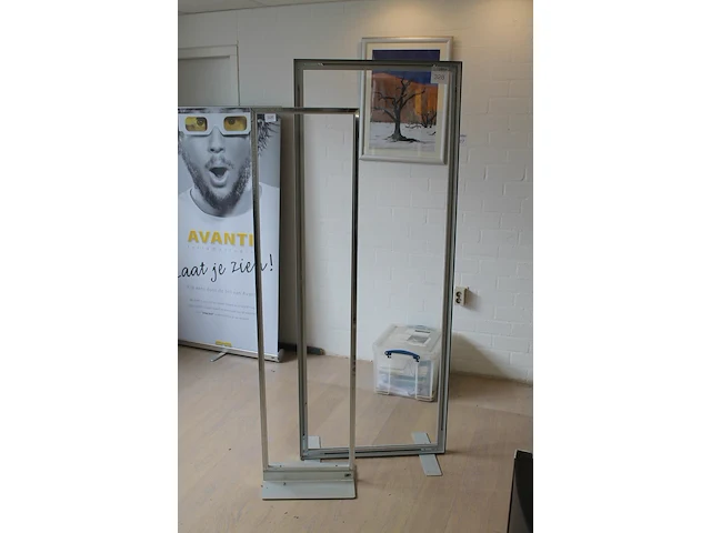 Twee metalen frames a 70 x 180 cm en 41 x 161 cm op voet ten behoeve van reclameposters/doeken. - afbeelding 2 van  2