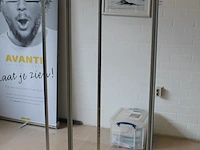 Twee metalen frames a 70 x 180 cm en 41 x 161 cm op voet ten behoeve van reclameposters/doeken. - afbeelding 2 van  2