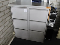 Twee metalen ladekasten met kantoormaterialen. afmeting 46 x 72 x 105 cm. let op! sleutel ontbreekt. - afbeelding 1 van  1