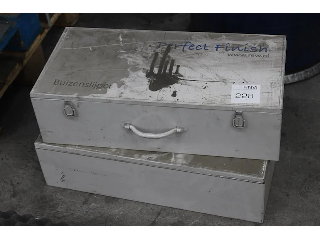 Twee metalen machinekisten met afmeting 64 x 31 x 18 cm. - afbeelding 1 van  2