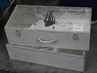 Twee metalen machinekisten met afmeting 64 x 31 x 18 cm. - afbeelding 1 van  2