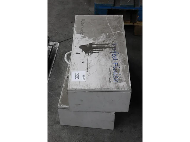 Twee metalen machinekisten met afmeting 64 x 31 x 18 cm. - afbeelding 2 van  2