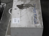 Twee metalen machinekisten met afmeting 64 x 31 x 18 cm. - afbeelding 2 van  2
