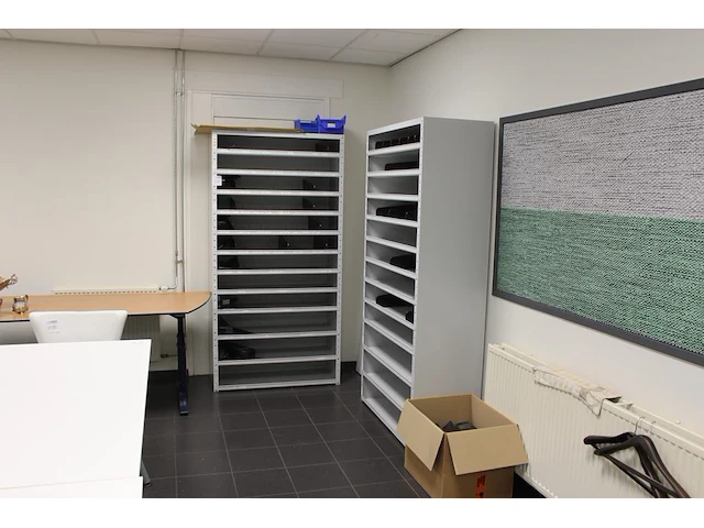 Twee metalen schappenkasten afm. 100 x 45 x 198 cm - afbeelding 1 van  3