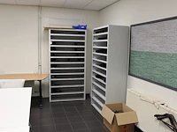 Twee metalen schappenkasten afm. 100 x 45 x 198 cm - afbeelding 1 van  3