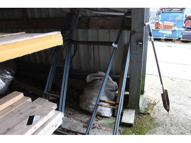 Twee metalen schragen. hoogte 175 cm. - afbeelding 1 van  2