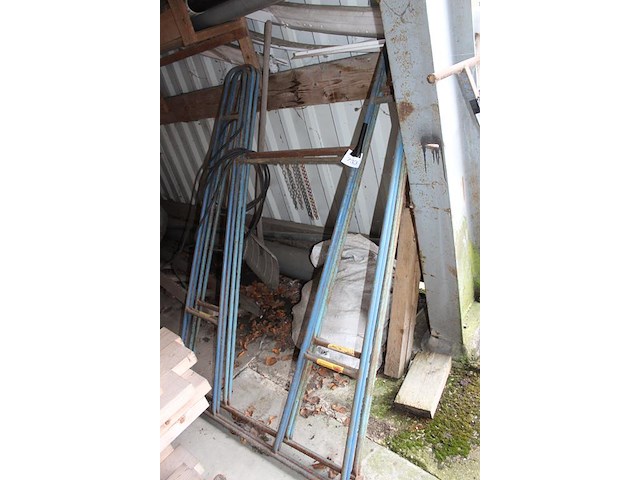 Twee metalen schragen. hoogte 175 cm. - afbeelding 2 van  2