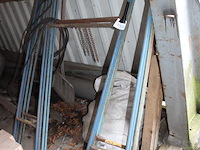 Twee metalen schragen. hoogte 175 cm. - afbeelding 2 van  2