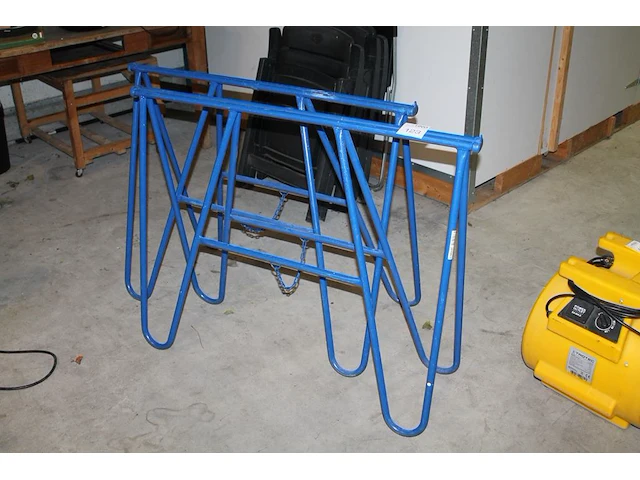Twee metalen schragen met breedte 113 cm en hoogte 86 cm. - afbeelding 1 van  2