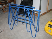 Twee metalen schragen met breedte 113 cm en hoogte 86 cm. - afbeelding 1 van  2