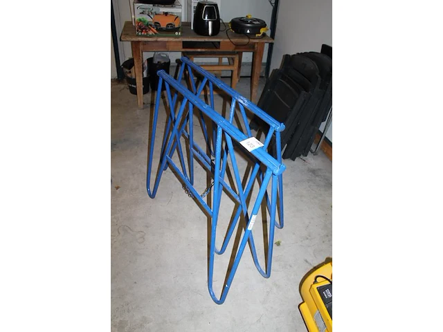 Twee metalen schragen met breedte 113 cm en hoogte 86 cm. - afbeelding 2 van  2