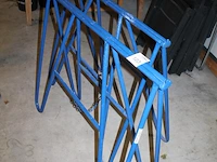 Twee metalen schragen met breedte 113 cm en hoogte 86 cm. - afbeelding 2 van  2
