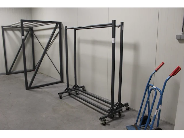 Twee metalen verrijdbare kledingrekken. afmeting 160 x 175 cm. - afbeelding 1 van  2