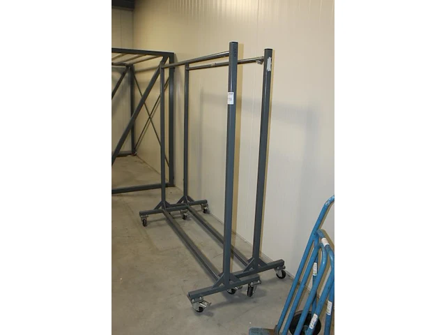 Twee metalen verrijdbare kledingrekken. afmeting 160 x 175 cm. - afbeelding 2 van  2