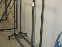 Twee metalen verrijdbare kledingrekken. afmeting 160 x 175 cm. - afbeelding 2 van  2