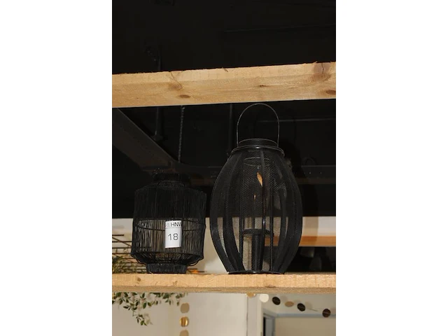 Twee metalen windlichten. - afbeelding 2 van  2