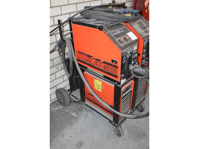 Twee mig lasapparaten kemppi pro mig 500l en kemppi pro mig 500 met koelingen pro cool 10 en pro 4000 op kar. - afbeelding 3 van  5