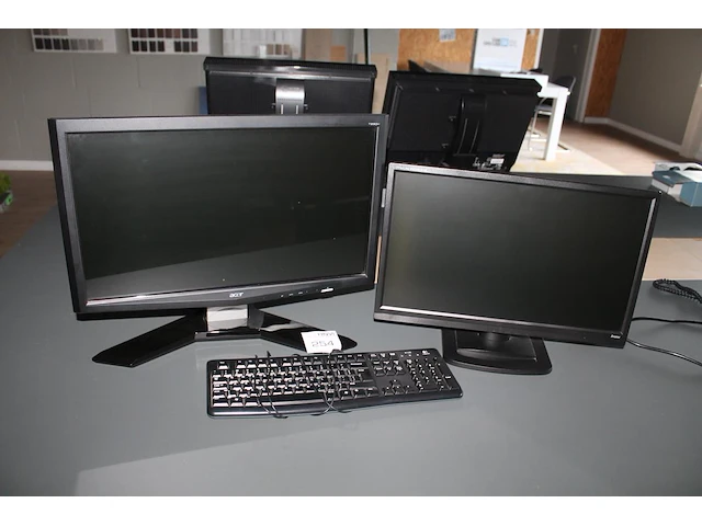 Twee monitoren acer t23oh23 inch en iiyama prolite e2280 22 inch met toetsenbord. - afbeelding 1 van  3