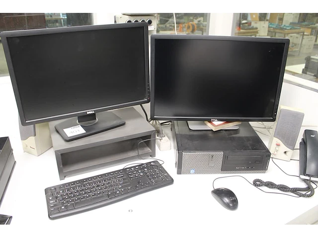 Twee monitoren dell 21 en 24 inch met toetsenbord, speakers en muis. - afbeelding 1 van  2