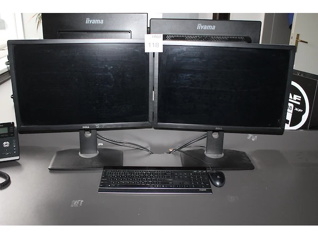 Twee monitoren dell 24 inch met toetsenbord en muis. - afbeelding 2 van  3
