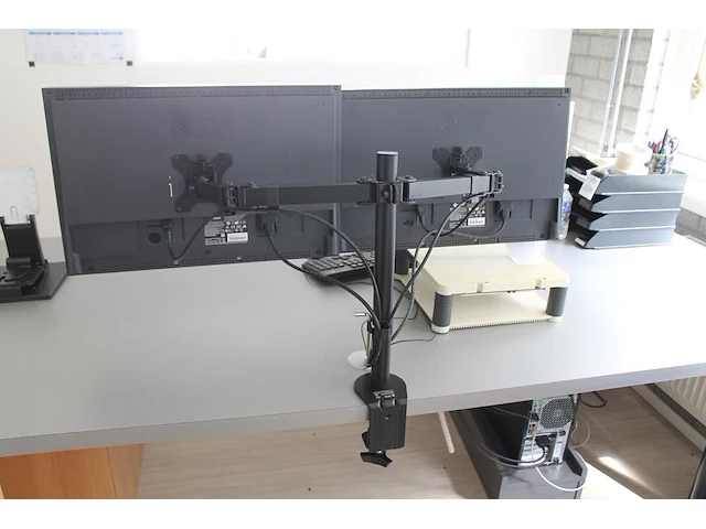 Twee monitoren eizo flexscan 2402w 24 inch op dubbele armsteun met toetsenbord, muis en verhoger. - afbeelding 1 van  2
