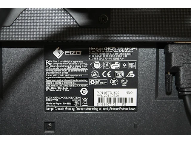 Twee monitoren eizo flexscan 2402w 24 inch op dubbele armsteun met toetsenbord, muis en verhoger. - afbeelding 2 van  2