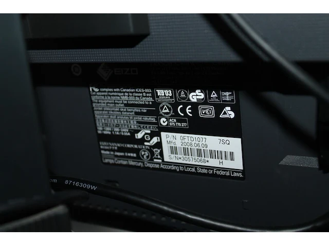 Twee monitoren eizo flexscan s240w 24 inch en s2111w 21 inch met toetsenbord, camera en muis. - afbeelding 2 van  3