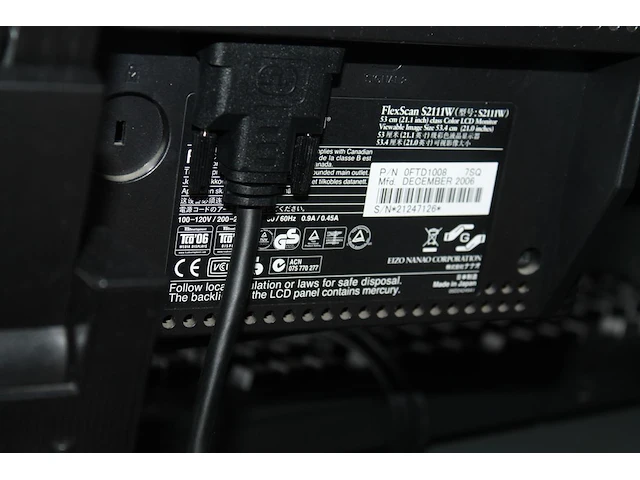 Twee monitoren eizo flexscan s240w 24 inch en s2111w 21 inch met toetsenbord, camera en muis. - afbeelding 3 van  3