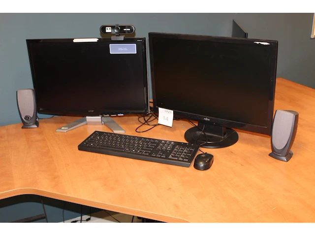 Twee monitoren fujitsu en acer met toetsenbord, webcam, speakers en muis. - afbeelding 1 van  3