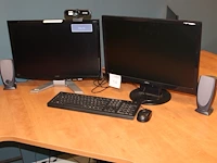 Twee monitoren fujitsu en acer met toetsenbord, webcam, speakers en muis. - afbeelding 1 van  3