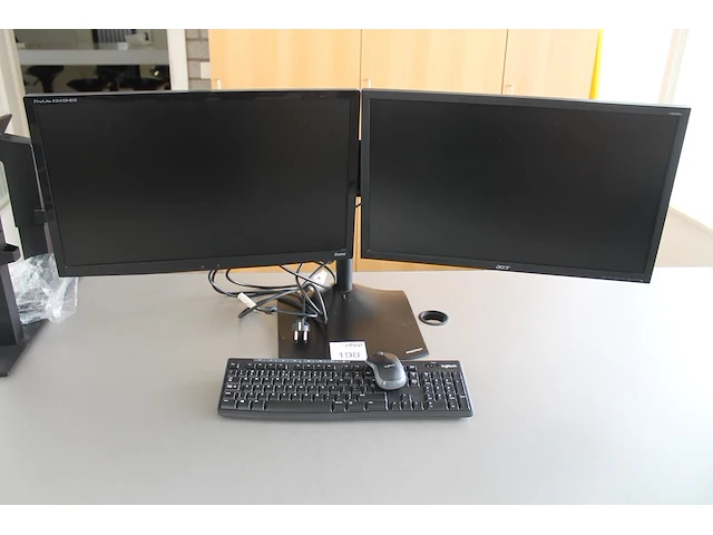 Twee monitoren iiyama pro lite e2410hds 24 inch en acer v243h 24 inch op dubbele armsteun met toetsenbord e... - afbeelding 1 van  3