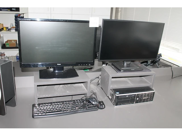 Twee monitoren iiyama waaronder pro lite e2473hds 24 inch met toetsenbord, twee muizen en verhogers - afbeelding 1 van  3