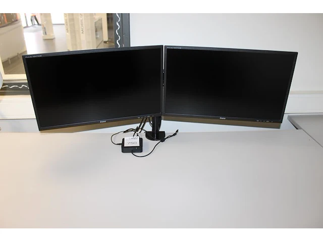 Twee monitoren iyama 24 inch aan bureaubeugel met dokkingstation gearlab glb232003 - afbeelding 1 van  3