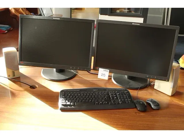 Twee monitoren lenovo 55 cm. met toetsenbord, speakers en muis. - afbeelding 1 van  2