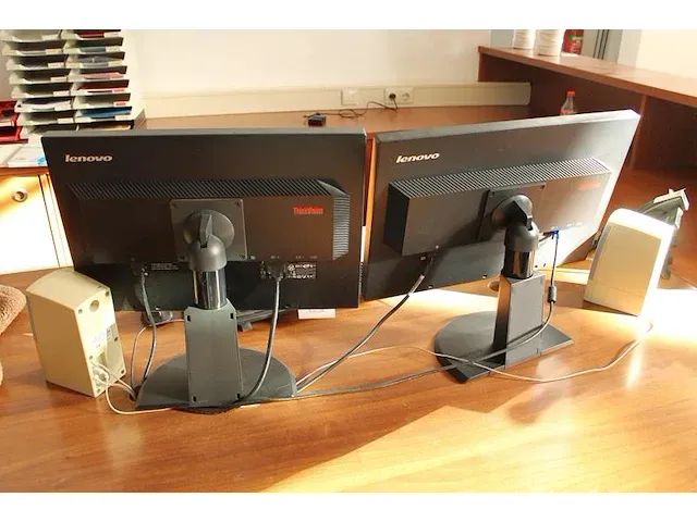 Twee monitoren lenovo 55 cm. met toetsenbord, speakers en muis. - afbeelding 2 van  2