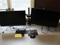 Twee monitoren lg 24 inch op een dubbele armsteun met toetsenbord en muis. - afbeelding 1 van  4