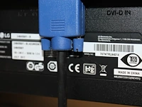 Twee monitoren lg 24 inch op een dubbele armsteun met toetsenbord en muis. - afbeelding 2 van  4
