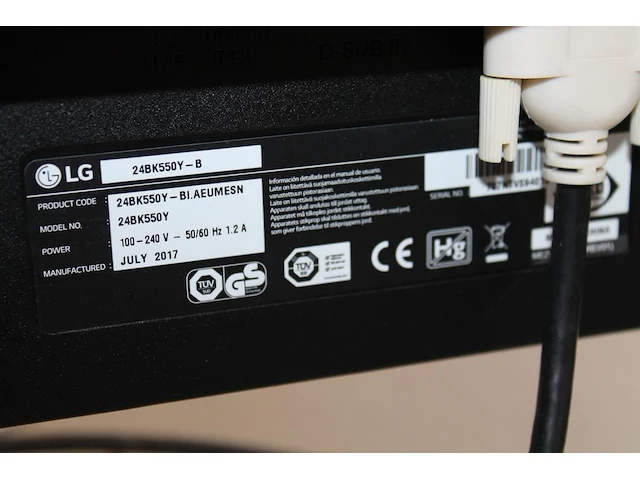 Twee monitoren lg 24 inch op een dubbele armsteun met toetsenbord en muis. - afbeelding 3 van  4