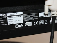 Twee monitoren lg 24 inch op een dubbele armsteun met toetsenbord en muis. - afbeelding 3 van  4