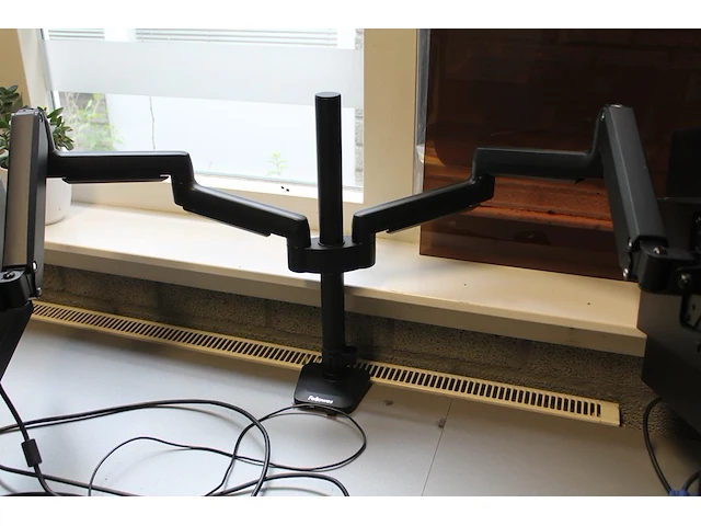 Twee monitoren lg 24 inch op een dubbele armsteun met toetsenbord en muis. - afbeelding 4 van  4