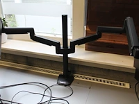 Twee monitoren lg 24 inch op een dubbele armsteun met toetsenbord en muis. - afbeelding 4 van  4