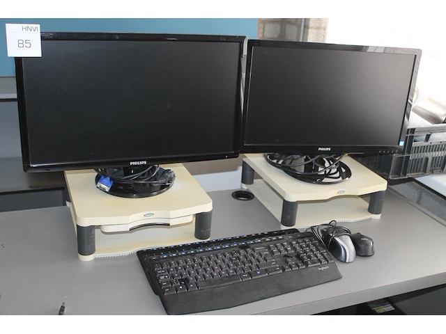 Twee monitoren philips 244e 24 inch en 226v 22 inch, toetsenborden, muis en verhogers. - afbeelding 1 van  3