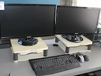 Twee monitoren philips 244e 24 inch en 226v 22 inch, toetsenborden, muis en verhogers. - afbeelding 1 van  3
