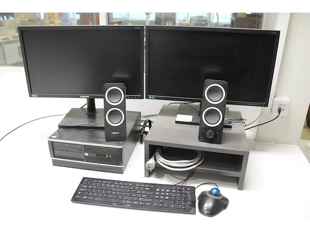 Twee monitoren samsung s24e450 24 inch met toetsenbord, speaker logitec en muis. - afbeelding 1 van  1