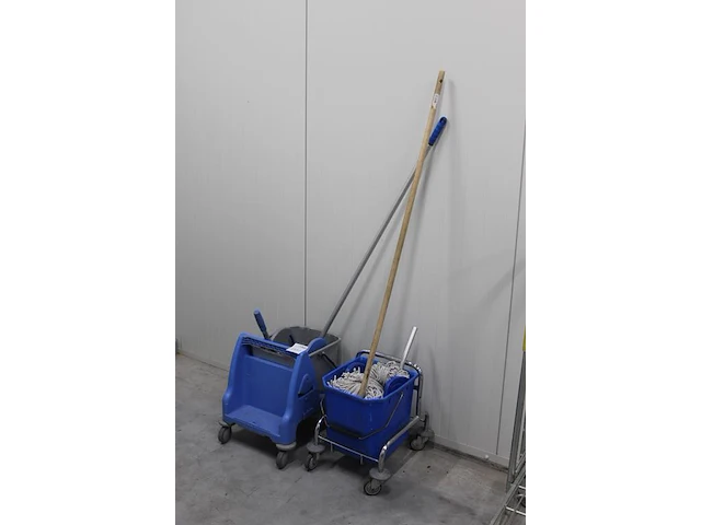 Twee mopwagens. - afbeelding 2 van  2
